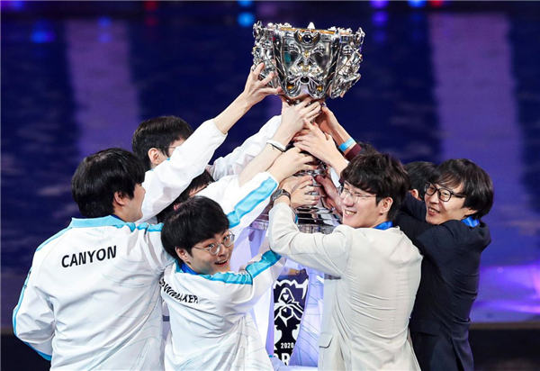 HLTV主编谈NiKo转会Falcons传闻，并对m0NESY未来进行猜测