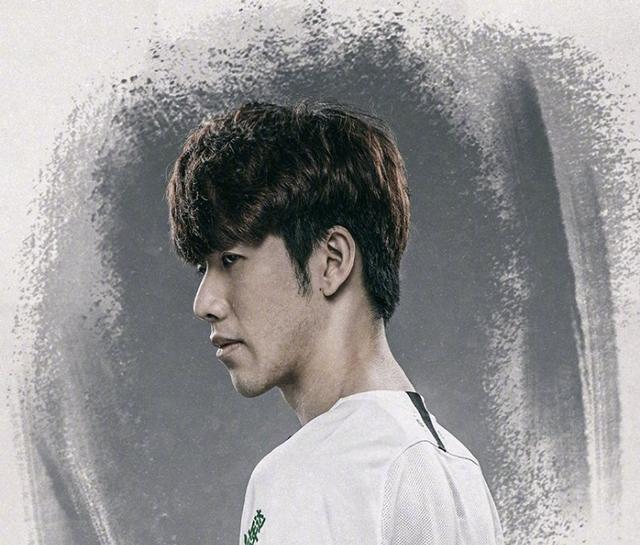 前 Royal Never Give Up 和 EDward Gaming 中路选手 Cryin 宣布他将暂时离开比赛：他计划在新赛季休息