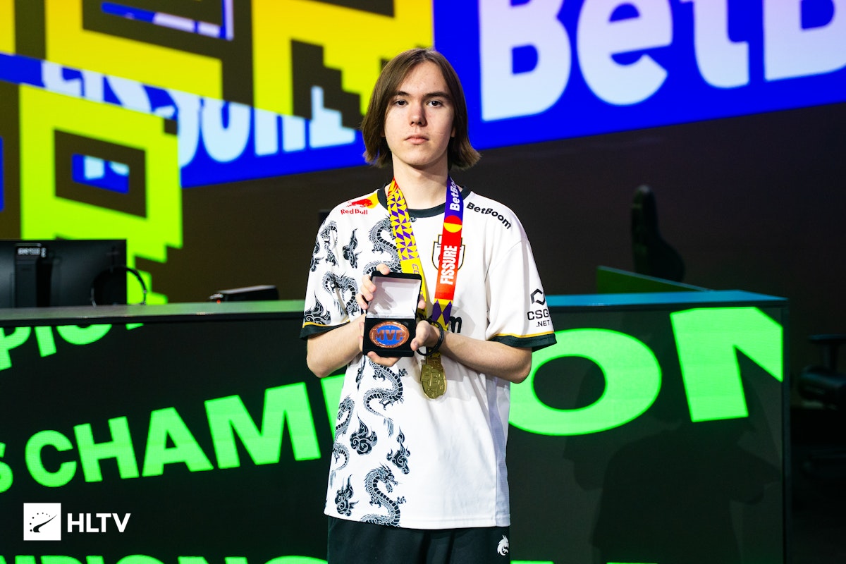 黄旭东：LOL选手抱怨石油杯经济舱，年轻选手没吃过苦啊！